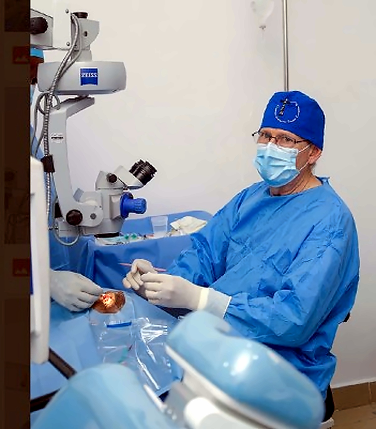 Dr. Rainald Duerksen arbeitet an einem ophthalmologischen Operationsmikroskop
